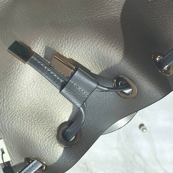 Carpisa Women's smooth Leather Medium Bucket Shoulder Bag - Picture 10 of 12